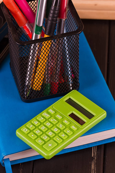 Канцелярские принадлежности: ручки, держатель ручки, дневник
 - Фото, изображение