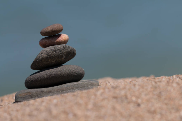 Стопка камней на пляже
 - Фото, изображение
