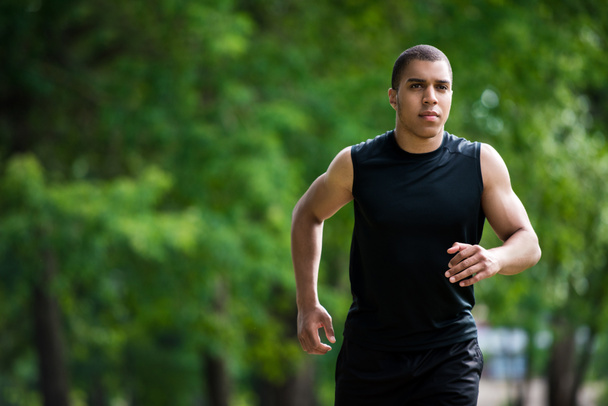 sportif afro-américain courir dans le parc
 - Photo, image