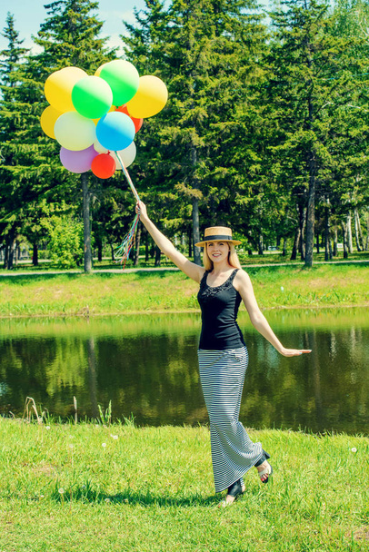 Nainen ilmapallojen kanssa
 - Valokuva, kuva