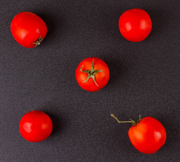 tomates rojos en negro. vista superior
 - Foto, Imagen