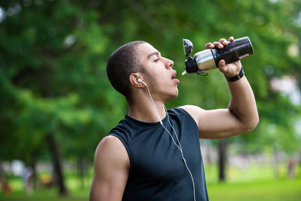african american sportsman drinking water - Zdjęcie, obraz