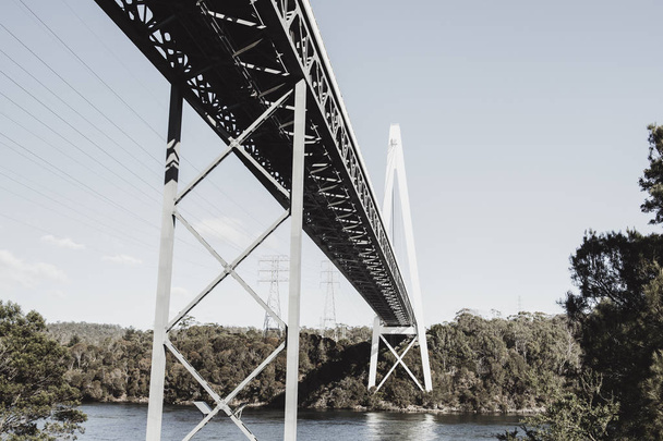 Batman γέφυρα στον ποταμό Tamar κοντά σε Νάξος Χώρα. - Φωτογραφία, εικόνα