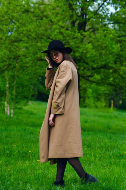 girl in winter coat in the Park - Fotografie, Obrázek