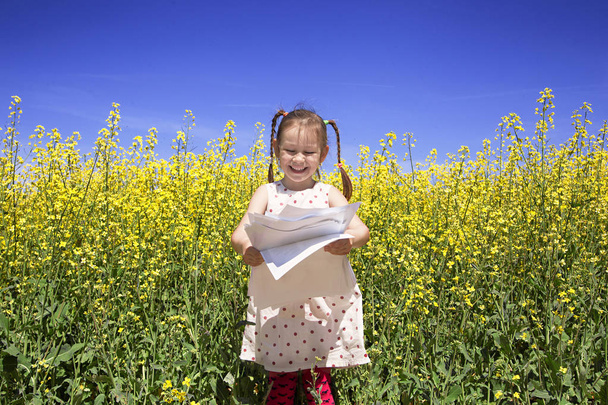 klein meisje met veel papieren - Foto, afbeelding