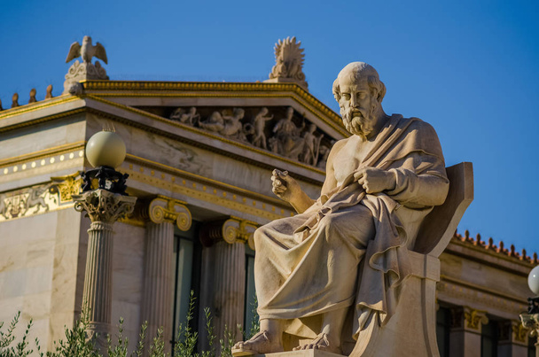 Yunan Akademisi arka plan üzerinde filozof Platon Mermer heykel. - Fotoğraf, Görsel