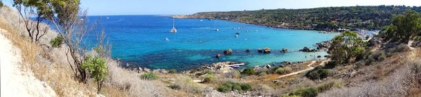 Panorama plaj sahil peyzaj Akdeniz deniz Kıbrıs Adası  - Fotoğraf, Görsel