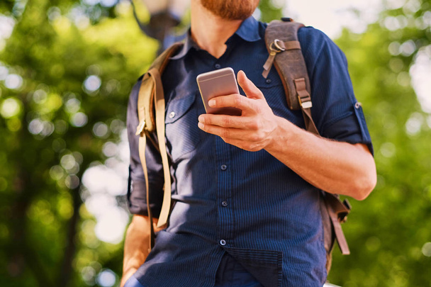 Mann hält silbernes Smartphone in der Hand - Foto, Bild
