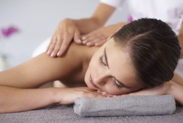 Mulher recebendo massagem no ombro
 - Foto, Imagem
