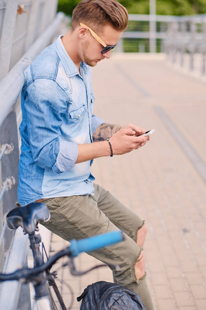 Cyklista pomocí smartphonu  - Fotografie, Obrázek