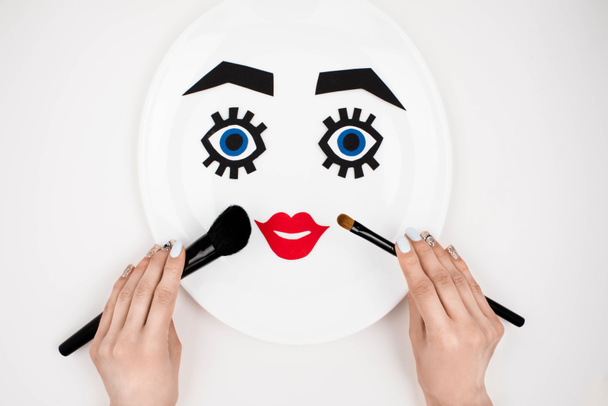 Papiergesicht mit Make-up auf Teller  - Foto, Bild