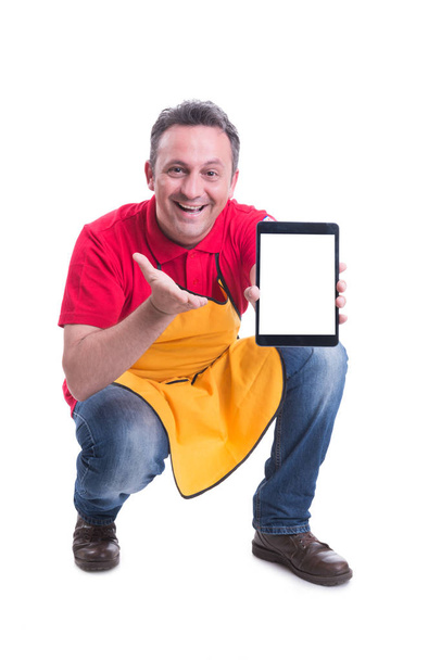 Cheerful salesman showing his modern tablet - Foto, imagen