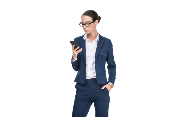 Businesswoman pomocí smartphonu - Fotografie, Obrázek
