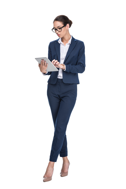 Femme d'affaires utilisant une tablette numérique - Photo, image