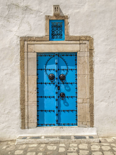 Tipikus kék ajtó a városban Sidi Bou Said, Tunézia. - Fotó, kép