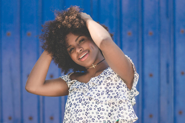 頭の上で手をつないで幸せアフロ ・ アメリカ人女性 - 写真・画像