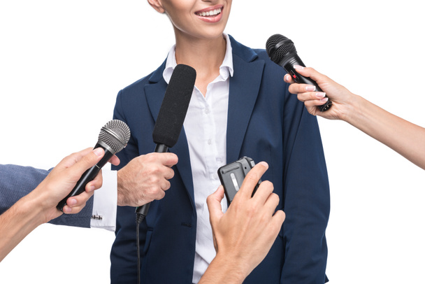 journalistes avec microphones interviewant femme d'affaires
 - Photo, image