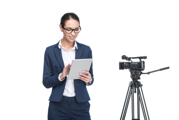 reporter telewizyjny za pomocą cyfrowego tabletu  - Zdjęcie, obraz