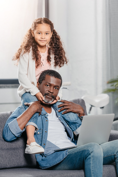 Afrikkalainen amerikkalainen isä tyttärensä kanssa
  - Valokuva, kuva