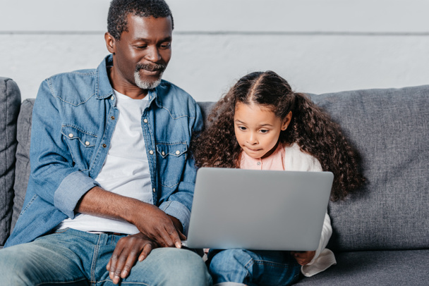 Father with daughter using laptop - Photo, Image