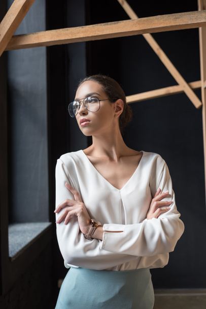 stylish businesswoman with crossed arms - Foto, imagen