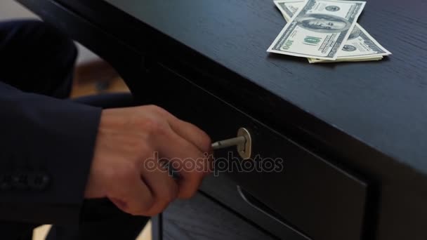 corruptie, omkoping en fraude concept - close up van zakenman nemen van geld. 4k, slow-motion - Video