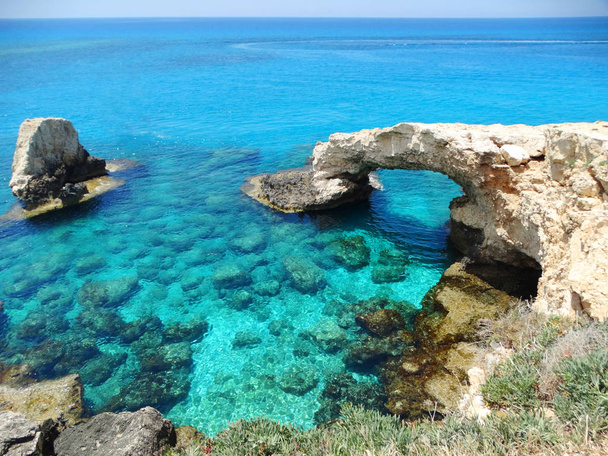 skalnaté pobřeží krajiny Středozemního moře Kypr ostrov  - Fotografie, Obrázek