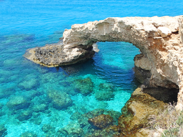 скалистые берега Средиземного моря острова Кипра
  - Фото, изображение