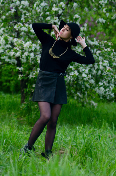 siyah ceketli kız - Fotoğraf, Görsel