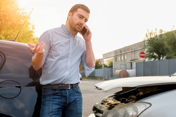Homem chamando carro mecânico assistência de seguro após acidente de carro
 - Foto, Imagem