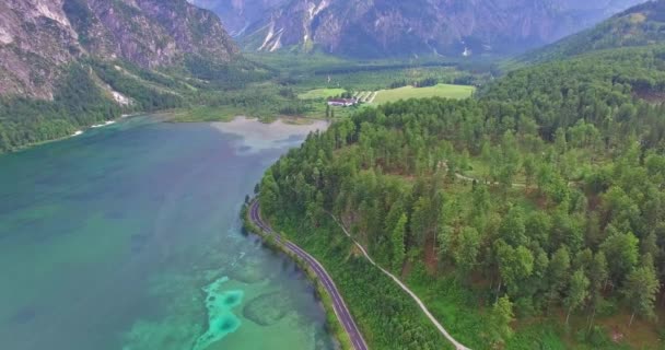 Veduta aerea, Panorama dell'Almsee, un lago alpino a Salzkammergut, Austria
 - Filmati, video