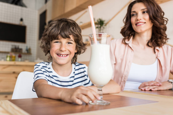 milkshake bardak ile mutlu çocuk - Fotoğraf, Görsel