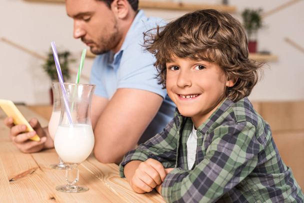son and father drinking milkshakes - Zdjęcie, obraz