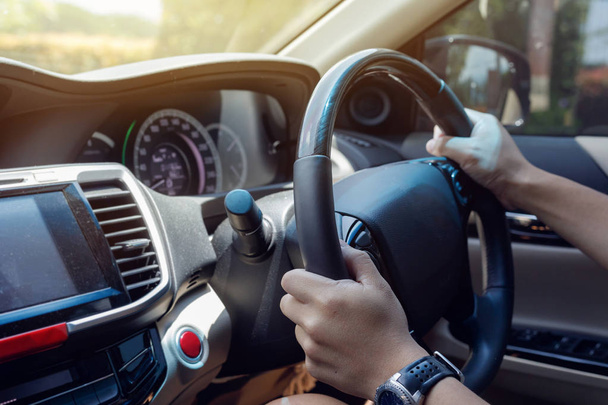Люди водят автомобиль путешествия дорожное путешествие, ручной человек держит контроль
 - Фото, изображение