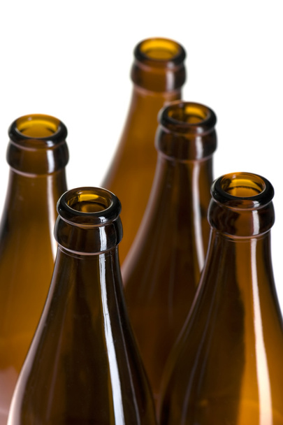 Botella de cerveza en primer plano blanco
 - Foto, imagen