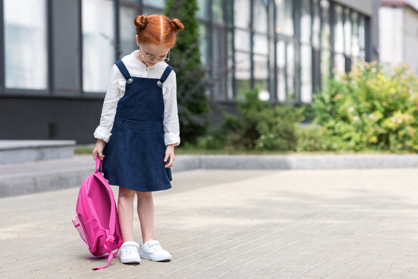 Vöröshajú iskoláslány a hátizsák - Fotó, kép