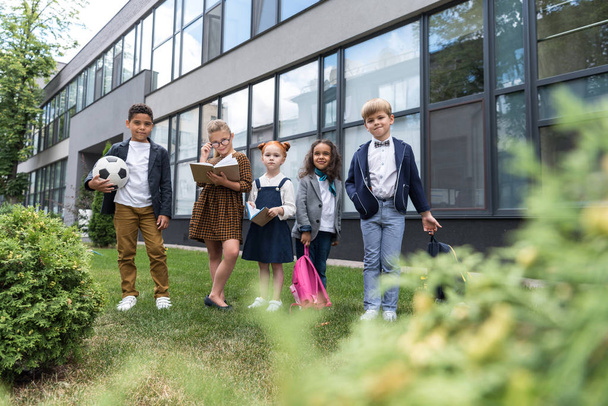 niños multiétnicos cerca de la escuela
 - Foto, Imagen