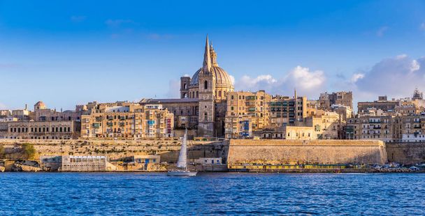 Valletta, Málta - panorámás kilátás nyílik a Szent Pál székesegyház és a Valletta ősi falain vitorla a hajó reggel - Fotó, kép
