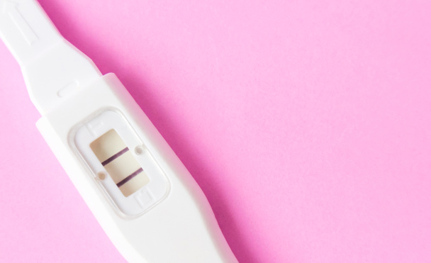 Teste de gravidez em fundo rosa, cuidados de saúde e cuidados médicos
 - Foto, Imagem