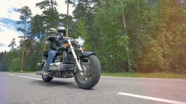 Požívající motocykl ride na prázdné silnici v lese. - Záběry, video