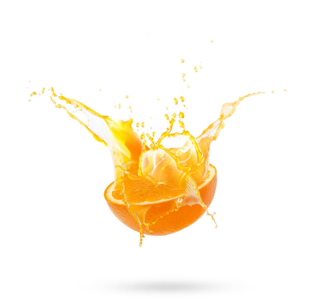 Deslice la mitad fresca de la fruta naranja madura con el jugo de naranja salpicadura w
 - Foto, imagen
