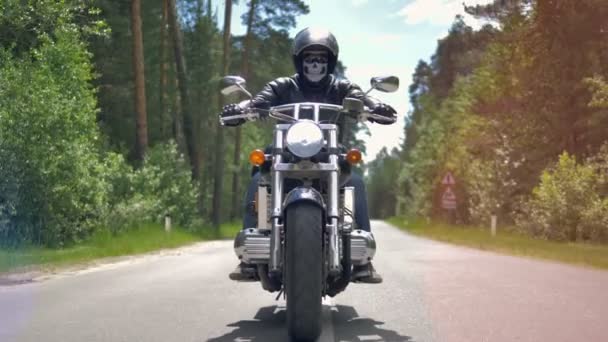 Moottoripyörä ratsastaa tyhjällä tiellä metsässä
. - Materiaali, video
