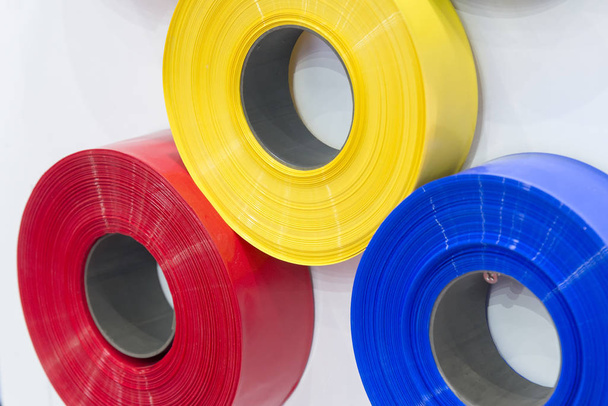 Kırmızı, mavi ve sarı plastik şerit kordon   - Fotoğraf, Görsel