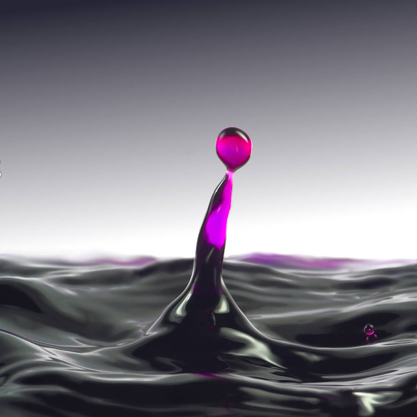 Druipend van de vloeistof, een donker violet post en een bal van water. - Foto, afbeelding