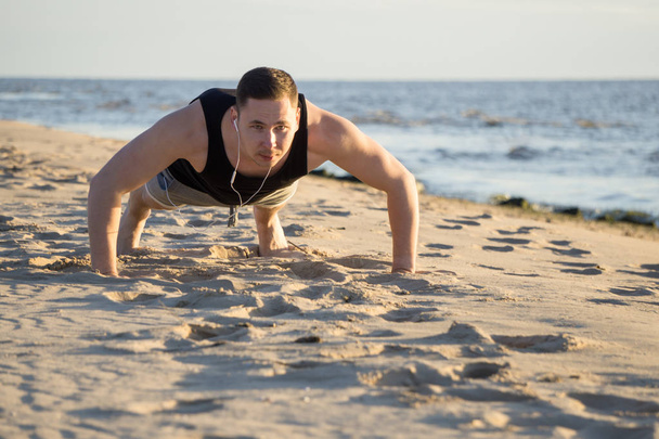 Giovane uomo che va a fare sport sulla spiaggia del Mar Baltico in
  - Foto, immagini