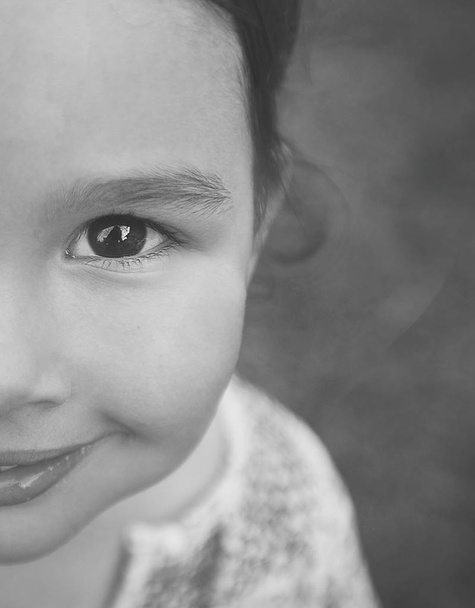 Kopierraum und das halbe Gesicht eines kleinen Mädchens in Schwarz-Weiß - Foto, Bild