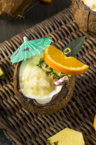 Sweet Refreshing Tropical Coconut Pina Colada Cocktail - Foto, afbeelding