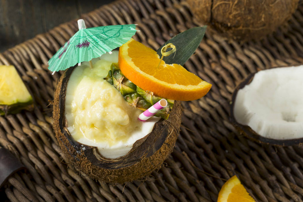Sweet Refreshing Tropical Coconut Pina Colada Cocktail - Foto, afbeelding