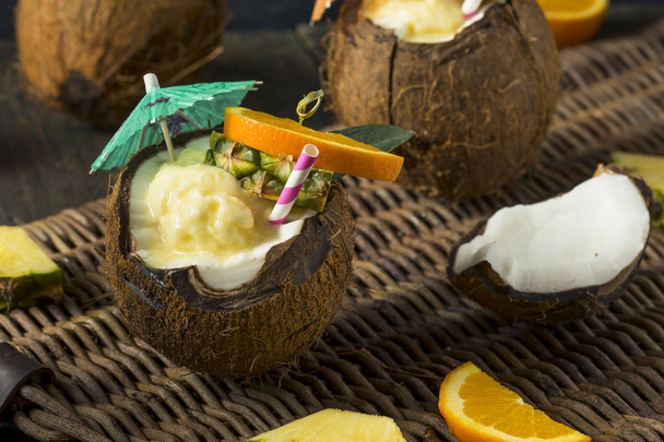 Sweet Refreshing Tropical Coconut Pina Colada Cocktail - Foto, Bild
