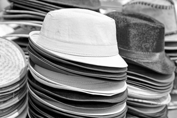 bir eski pazar bir sürü colorated şapka içinde  - Fotoğraf, Görsel